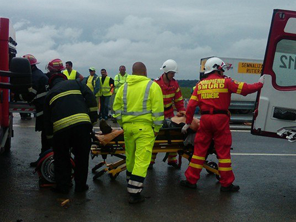 Imaginea articolului Arad: Şapte răniţi după ce o maşină a lovit un utilaj cu muncitori pe şantierul autostrăzii A1 - FOTO