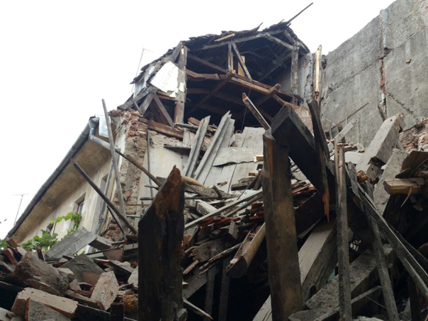 Imaginea articolului Zidul unei clădiri din Piaţa Sfatului din Braşov s-a prăbuşit. O persoană, evacuată pe fereastră - FOTO