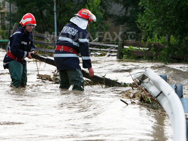 Imaginea articolului Străzi şi curţi inundate în Alba Iulia, Ocna Mureş şi Blaj, în urma unei ploi torenţiale