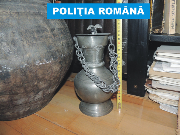 Imaginea articolului Cluj: Un vas din aur şi sute de bunuri arheologice, ridicate de poliţişti în urma unor percheziţii - FOTO