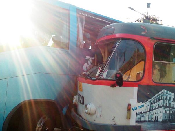 Imaginea articolului ACCIDENT la Arad: Un tramvai cu pasageri şi un autobuz fără călători s-au ciocnit - FOTO