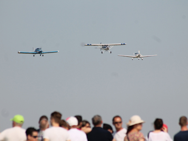 Imaginea articolului Aproximativ 10.000 de persoane au participat la mitingul aviatic "Timişoara Air Show 2015" - GALERIE FOTO