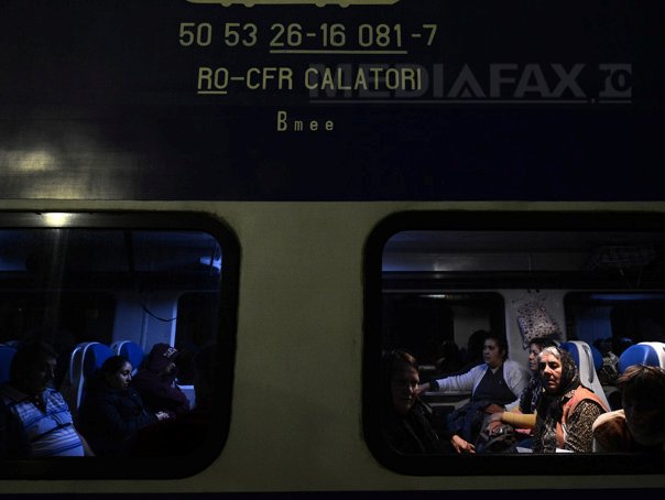 Imaginea articolului Trei trenuri de persoane, blocate în Timiş, după ce un camion a rupt firele de contact