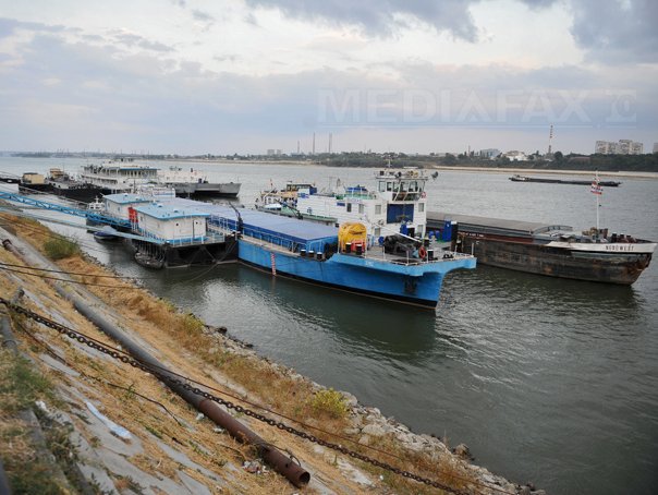 Imaginea articolului Şaizeci şi şase de nave, staţionate în zona Zimnicea din cauza nivelului scăzut al Dunării