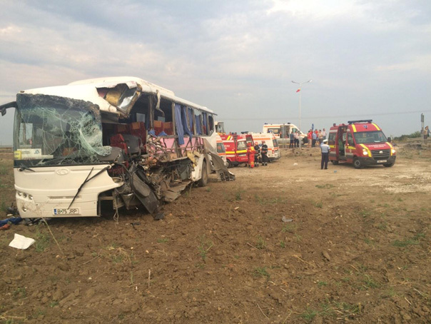 Imaginea articolului ACCIDENT în Arad: O persoană a murit şi alte nouă au fost rănite după ce un TIR a lovit două autobuze. Un autobuz a ajuns pe câmp - FOTO