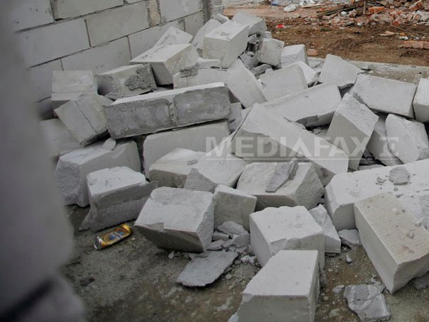 Imaginea articolului Bloc demolat din greşeală, la Giurgiu: O firmă de construcţii a încurcat clădirea pe care trebuia să o dărâme. Primăria a deschis o anchetă - FOTO