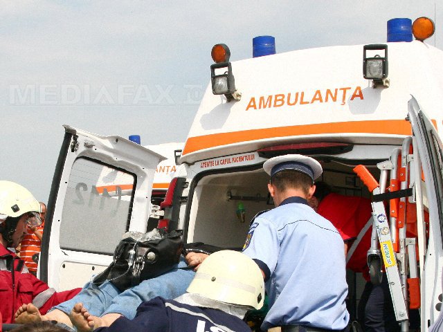 Imaginea articolului ACCIDENT la Arad: Şapte răniţi, după ce microbuzul în care erau s-a răsturnat pe marginea DN7