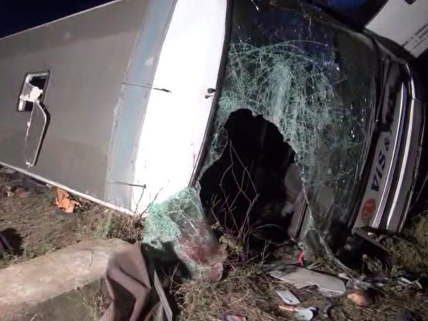 Imaginea articolului ACCIDENT GRAV pe Autostrada Soarelui: Un autocar în care se aflau 53 de ucraineni s-a răsturnat. Două persoane au murit şi 48 au fost rănite, dintre care 21 sunt copii - VIDEO