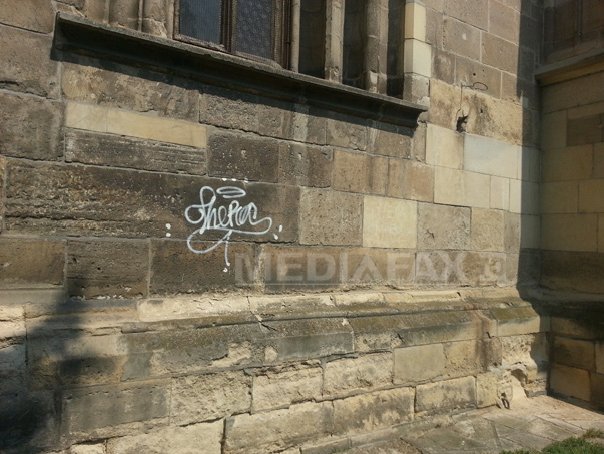 Imaginea articolului Biserică din Cluj, VANDALIZATĂ: Zidul lăcaşului de cult, mâzgălit cu graffiti. Poliţia a deschis o anchetă - GALERIE FOTO