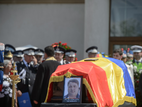 Imaginea articolului Poliţistul Gheorghe Ionescu a fost înmormântat cu onoruri militare: "Dulăul" ne spunea să trăim la maxim, că nu ştim ce va fi mâine - FOTO