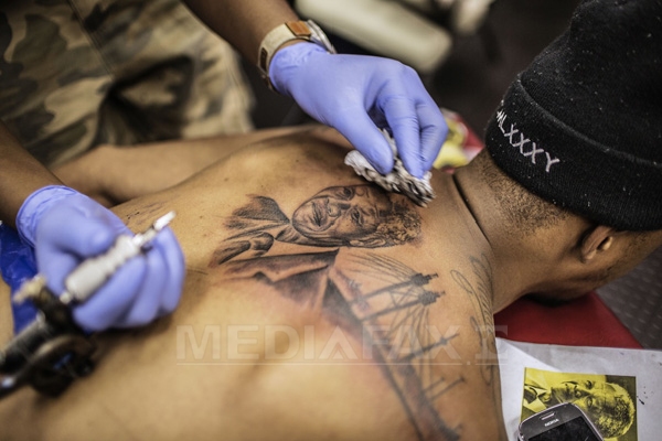 Imaginea articolului Un senator cere interzicerea în şcoală a expunerii ostentative a tatuajelor şi piercing-urilor