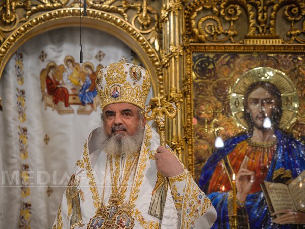 Imaginea articolului Opt ani de la întronizarea Patriarhului Daniel: Politicieni, coşuri mari cu flori şi ierarhi cu maşini de lux - FOTO, VIDEO