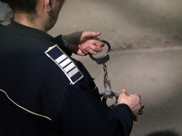 Imaginea articolului Sibiu: Infirmieră arestată după ce ar fi racolat tinere cu handicap să se prostitueze şi să cerşească