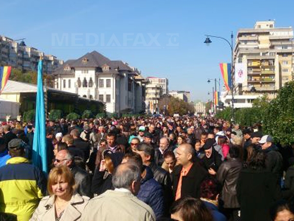 Imaginea articolului Peste 5.000 de persoane au asistat la Liturghia de Sfânta Parascheva de la Iaşi. La slujbă a fost prezent şi Gigi Becali - FOTO