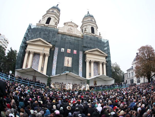 Imaginea articolului Protest al angajaţilor Fortus Iaşi, în timpul Liturghiei de Sfânta Parascheva de la Catedrală