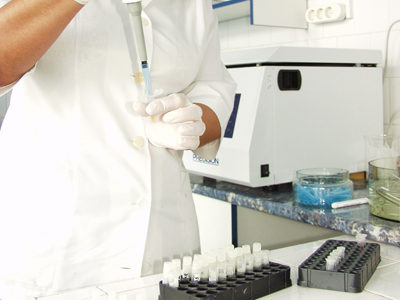 Imaginea articolului CNAS: Laboratoarele care fac analize gratuite pentru tratament fără interferon, stabilite în 10 zile