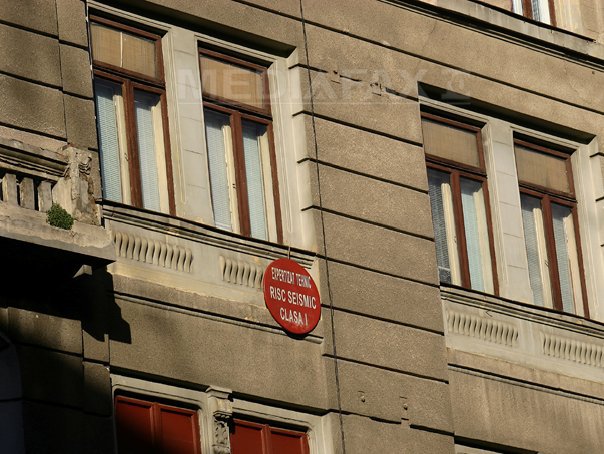 Imaginea articolului Legea care interzice spaţiile comerciale în clădirile cu risc seismic, promulgată de Klaus Iohannis