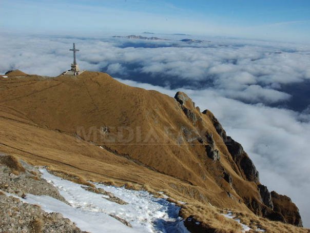 Imaginea articolului Accesul turiştilor pe traseele montane din Bucegi, interzis de marţi din cauza zăpezii şi viscolului