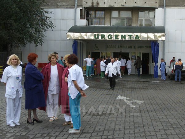 Imaginea articolului Galaţi: Pacienţi duşi prin ploaie de la Urgenţe în secţii ale Spitalului Judeţean, ca să nu se strice o şapă abia turnată
