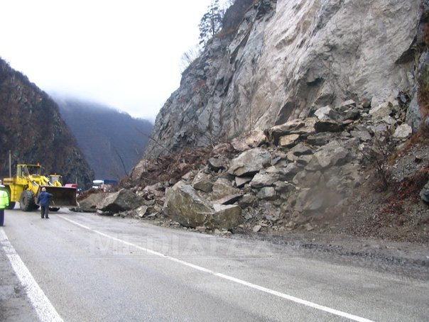 Imaginea articolului Circulaţia între Călimăneşti şi Brezoi, pe DN 7, blocată din nou din cauza căderilor de pietre de pe versanţi