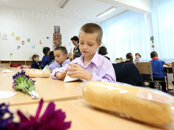 Imaginea articolului Programul "Lapte şi corn", suspendat în Prahova după îmbolnăvirea a 60 de elevi, reluat vineri