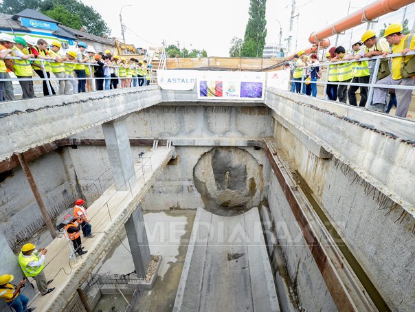 Imaginea articolului Ministerul Transporturilor cere Metrorex şi constructorului soluţii în cazul surpării de teren la Eroilor. Constructorul afirmă că "tendinţa tasărilor este spre stagnare"