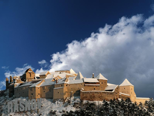 Imaginea articolului Cetatea Râşnov, printre cele mai frumoase zece castele "de zăpadă" din lume - GALERIE FOTO