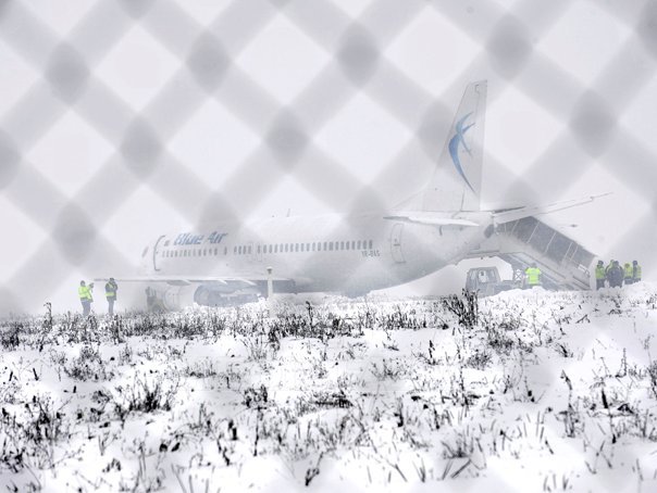 Imaginea articolului REACŢIA ROMATSA după incidentul de pe aeroportul din Cluj: Piloţii Blue Air ştiau că aterizează pe pistă cu zăpadă umedă şi coeficient de frânare mediu. Administraţia nu are niciun fel de atribuţii privind curăţarea pistei
