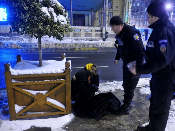 Imaginea articolului Inspectoratul General al Poliţiei Române: Peste 10 persoane fără adăpost, salvate de la îngheţ şi duse la adăpost cu ambulanţa