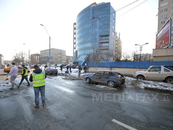 Imaginea articolului Un bărbat şi-a dat foc maşinii în Capitală, în faţa CSM, în semn de protest. Şoferul, dus la Poliţie - GALERIE FOTO