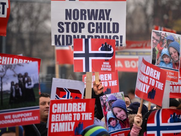 Imaginea articolului PROTEST faţă de măsurile radicale asupra copiilor români în Norvegia: Sute de oameni au ieşit în stradă la Braşov pentru a susţine famila Bodnariu - GALERIE FOTO, VIDEO