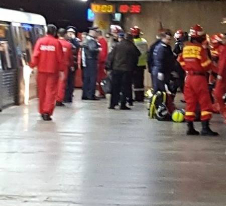 Imaginea articolului Bărbatul care s-a aruncat în faţa trenului de metrou la staţia Izvor a murit. FOTO