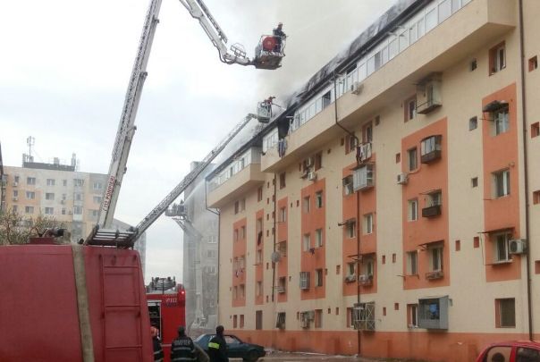 Imaginea articolului Incendiul din Titan: Primăria Sectorului 3 îi cazează în centrele sociale pe evacuaţii din blocul care a ars