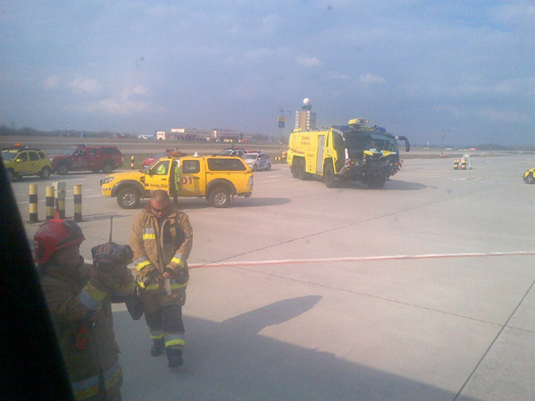 Imaginea articolului Un avion al companiei Tarom a efectuat o aterizare de urgenţă la Budapesta. FOTO