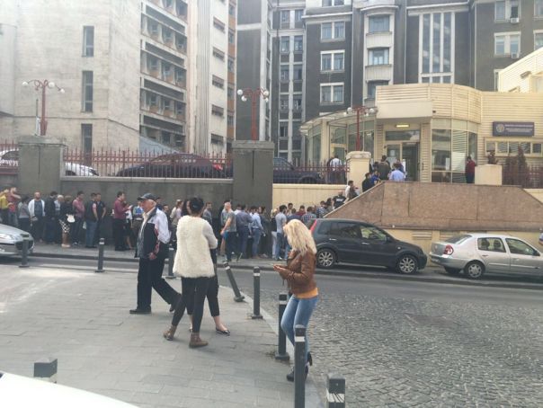 Imaginea articolului Sute de oameni stau la coadă în faţa sediului Poliţiei Capitalei, după ce MAI a deschis angajările