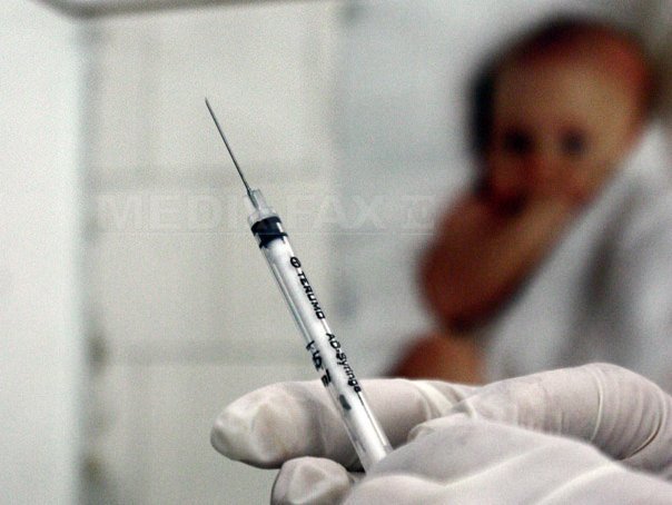 Imaginea articolului Criza de vaccin Hexacima: Mii de bebeluşi nu pot fi imunizaţi deoarece vaccinul nu se găseşte