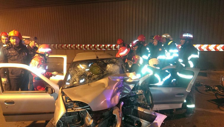 Imaginea articolului Accident la Pasajul Unirii din Capitală, o maşină a intrat într-un stâlp. Un bărbat a murit, iar o femeie este grav gănită - FOTO