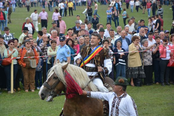 Imaginea articolului Aproximativ 40.000 de persoane participă la Hora Bucovinei, eveniment ce marchează urcatul oilor la munte