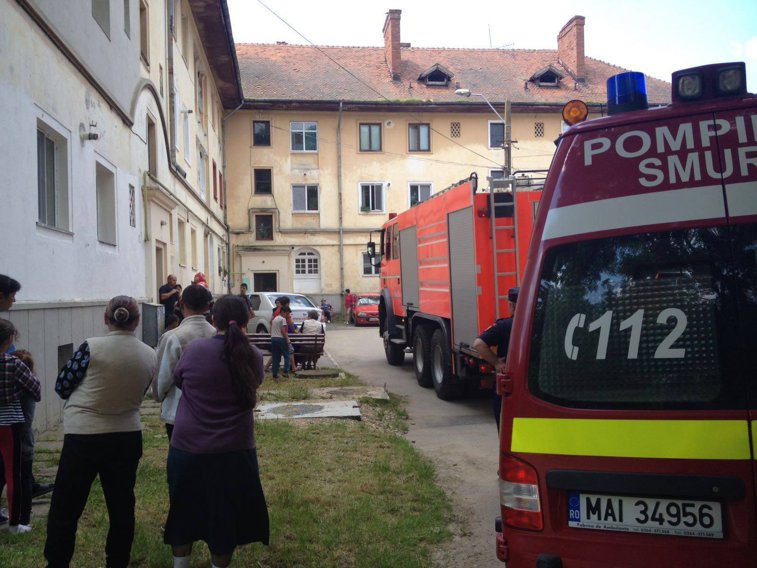 Imaginea articolului Locatarii unui bloc din Ştefăneşti, evacuaţi după ce într-un apartament a izbucnit un incendiu - FOTO
