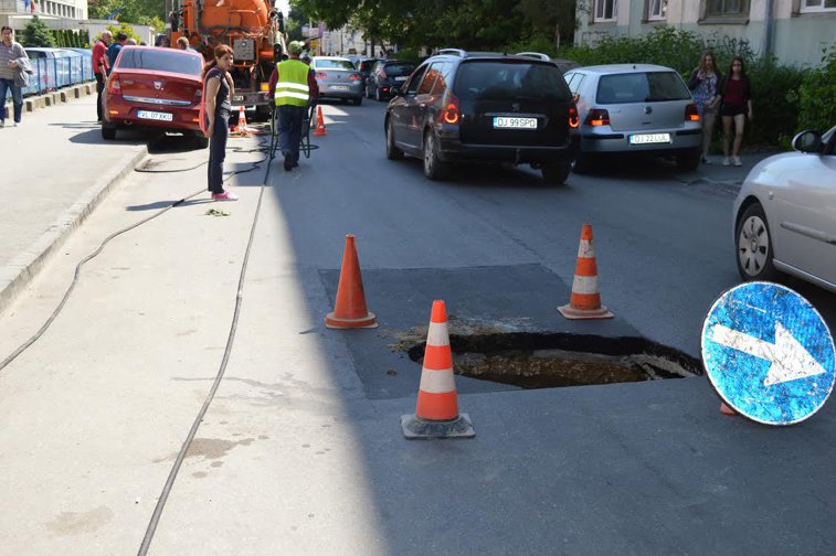 Imaginea articolului Restricţii de circulaţie pe o stradă din Craiova după ce asfaltul s-a surpat în urma unei avarii - FOTO