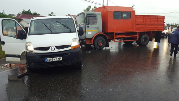Imaginea articolului Trei răniţi şi patru maşini avariate într-un accident rutier pe drumul dintre Piteşti şi Braşov - FOTO