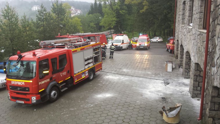 Imaginea articolului 120 de turişti au fost evacuaţi după izbucnirea unui incendiu într-un hotel din Predeal - GALERIE FOTO & VIDEO 