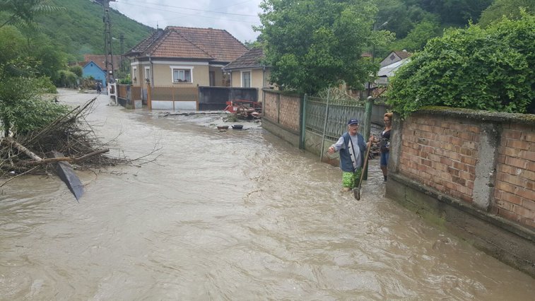 Imaginea articolului Ploaie torenţială în judeţul Hunedoara: 25 de gospodării din localitatea Săcămaş au fost inundate - GALERIE FOTO