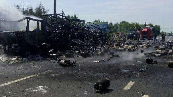 Imaginea articolului Buzău: Un tir cu 800 de butelii a luat foc pe DN2, mai multe explozii având loc. ISU: Pericolul a fost foarte mare, pompierii nu s-au apropiat. Localnicii evacuaţi s-au întors acasă - VIDEO/GALERIE FOTO
