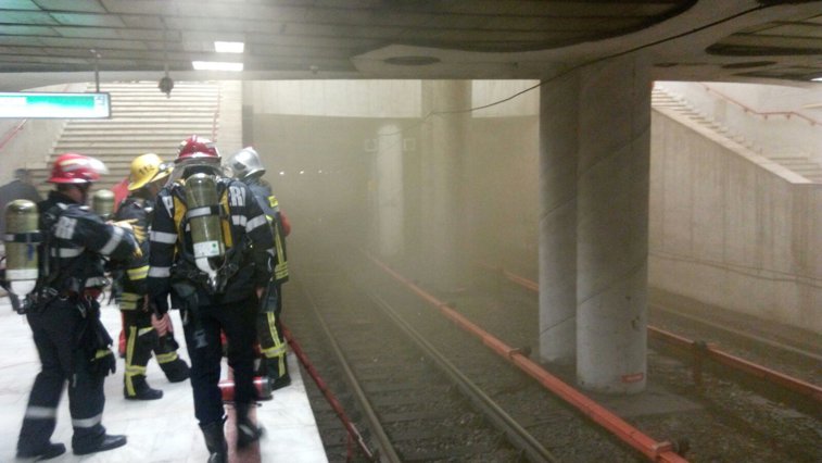 Imaginea articolului Fum la metrou între staţiile Piaţa Victoriei şi Aviatorilor din Capitală. Staţiile au fost evacuate, nu există victime. Circulaţia pe magistrala M2 Berceni- Pipera a fost reluată - GALERIE FOTO & VIDEO 