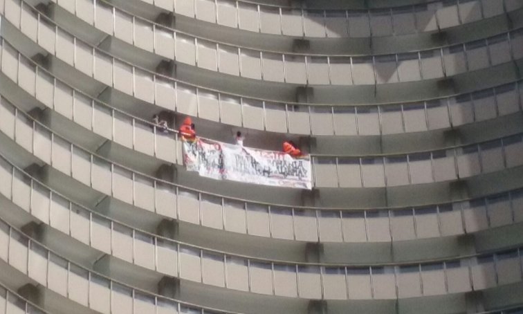 Imaginea articolului Bărbatul care ameninţa că se aruncă de la etajul 16 al unui hotel din Capitală, convins să renunţe - FOTO/VIDEO