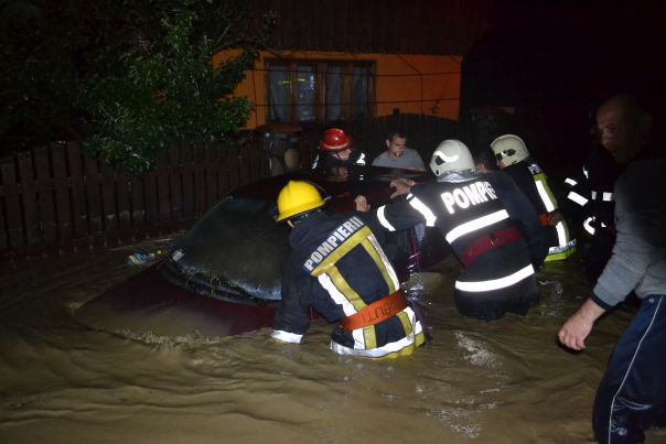 Imaginea articolului Ploile au făcut ravagii în judeţul Suceava: Zeci de gospodării au fost inundate. Patru persoane, salvate de pompieri- FOTO, VIDEO