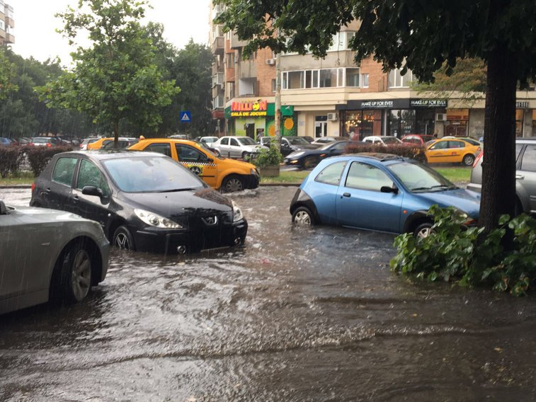 Imaginea articolului Inundaţii pe mai multe străzi din Bucureşti, după o ploaie torenţială. PMB: 68 de străzi şi mai multe subsoluri au fost inundate - FOTO / VIDEO