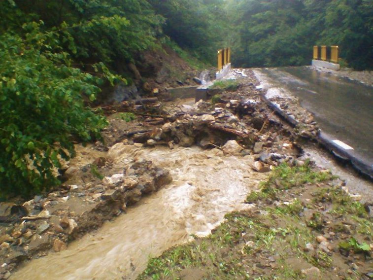 Imaginea articolului Drumul spre Sarmizegetusa Regia, distrus de ape, trebuie reparat în 5 zile de firma care-l întreţine - GALERIE FOTO