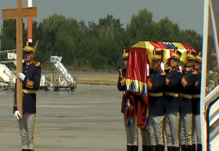 Imaginea articolului Trupul neînsufleţit al Reginei Ana a ajuns în România, pe Aeroportul Otopeni, cu o cursă de linie - FOTO, VIDEO